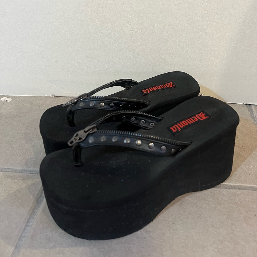 Demonia platform flip flops skull